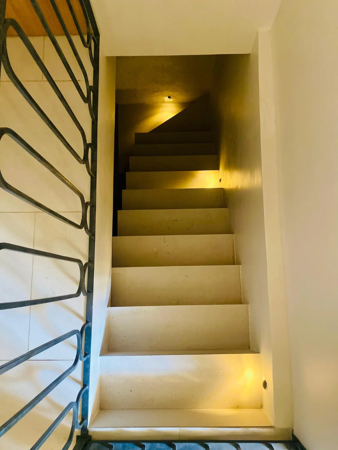 Proyecto Providencia, foto 1: Escalera con iluminación integrada en peldaños