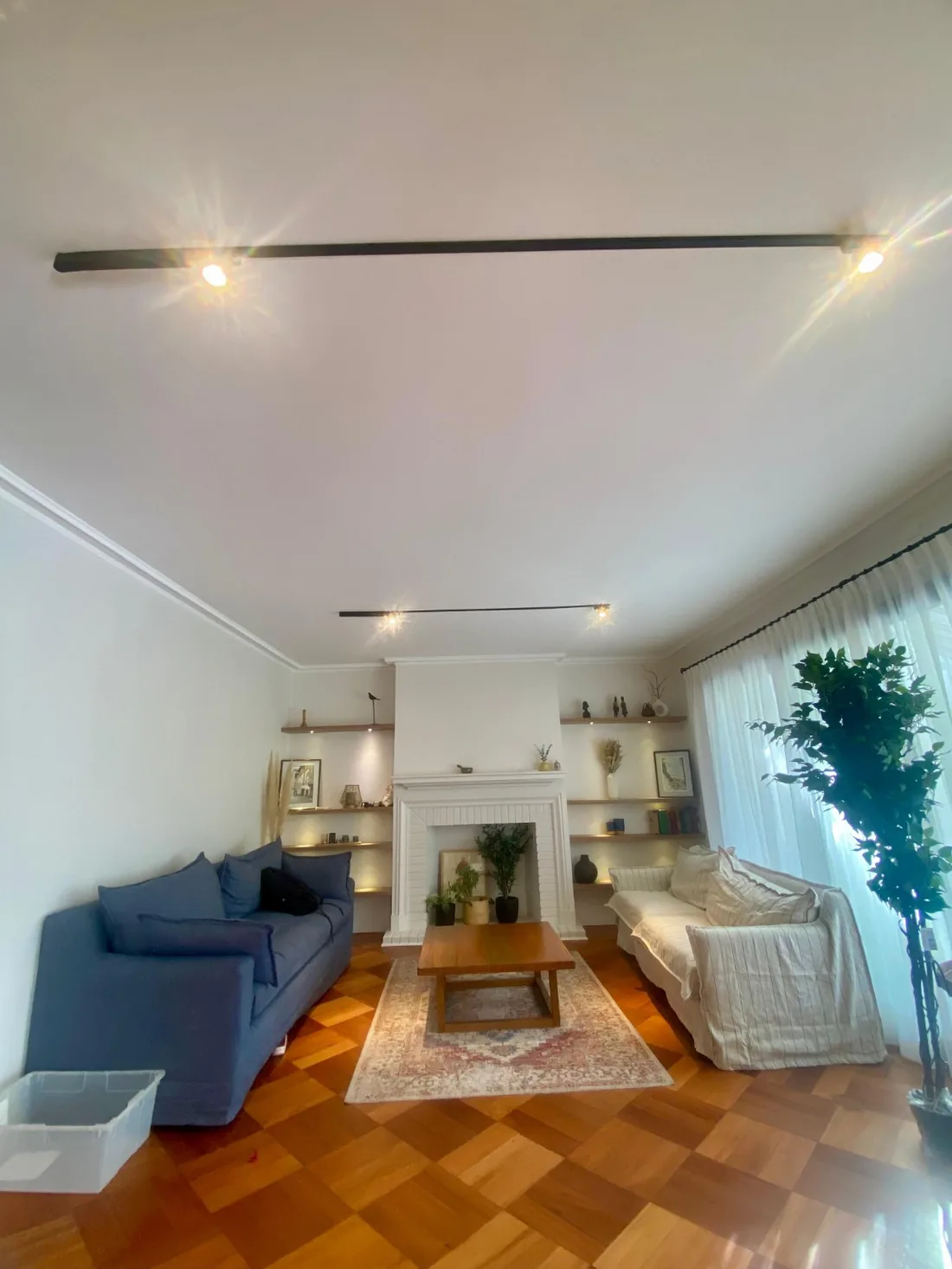 Proyecto Providencia, foto 10: Living con rieles de iluminación y repisas iluminadas