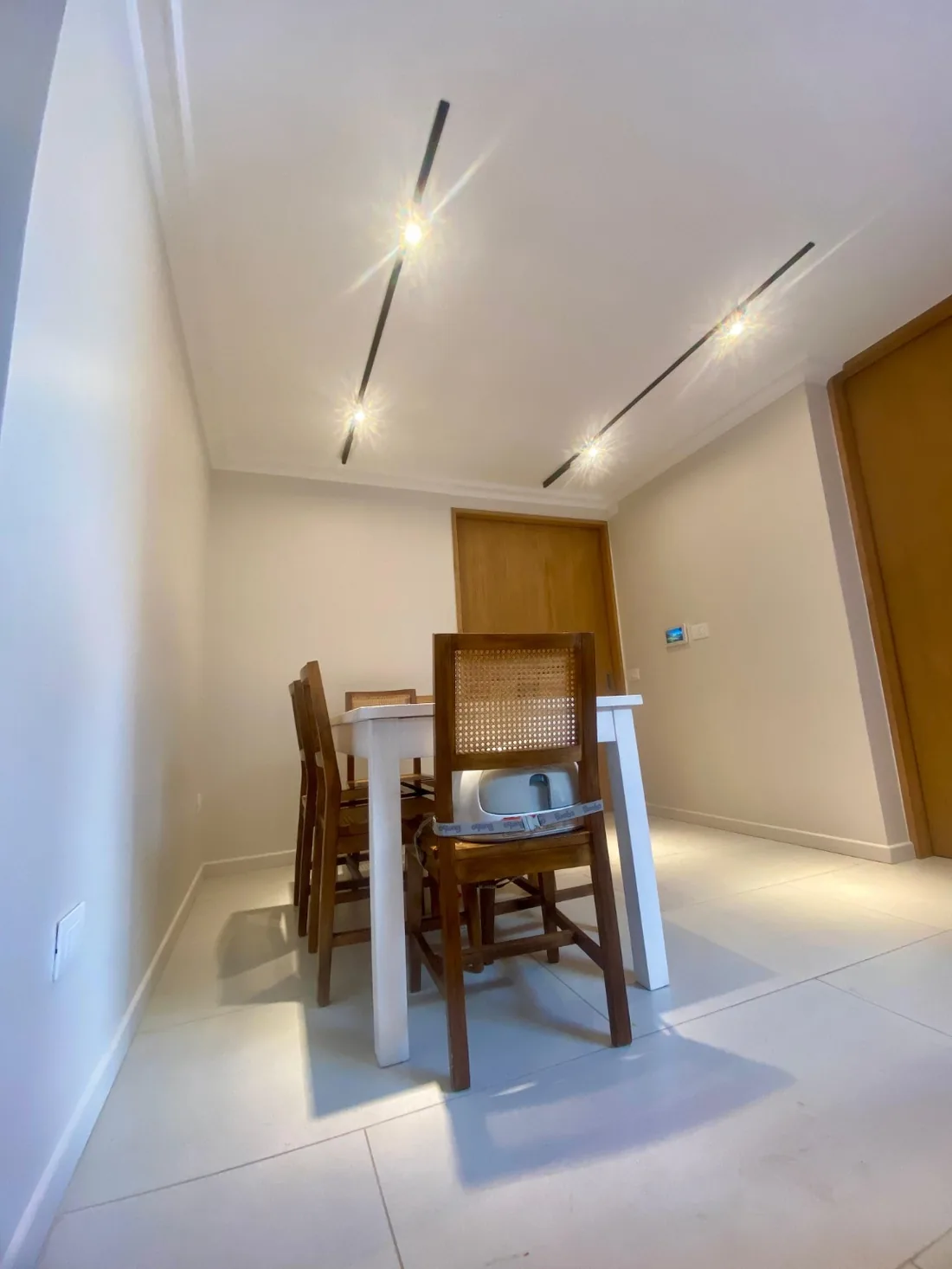 Proyecto Providencia, foto 13: Comedor con rieles de iluminación modernos