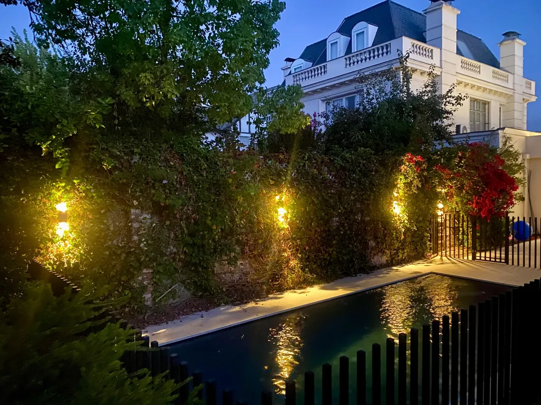 Proyecto Providencia, foto 15: Piscina y jardín con iluminación ambiental