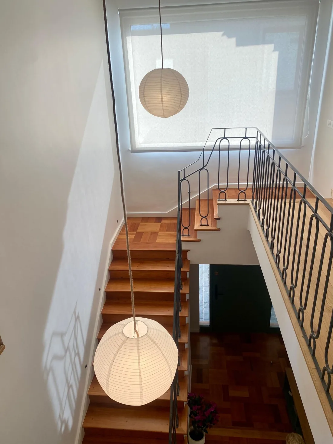 Proyecto Providencia, foto 17: Vista superior de escalera con lámparas colgantes