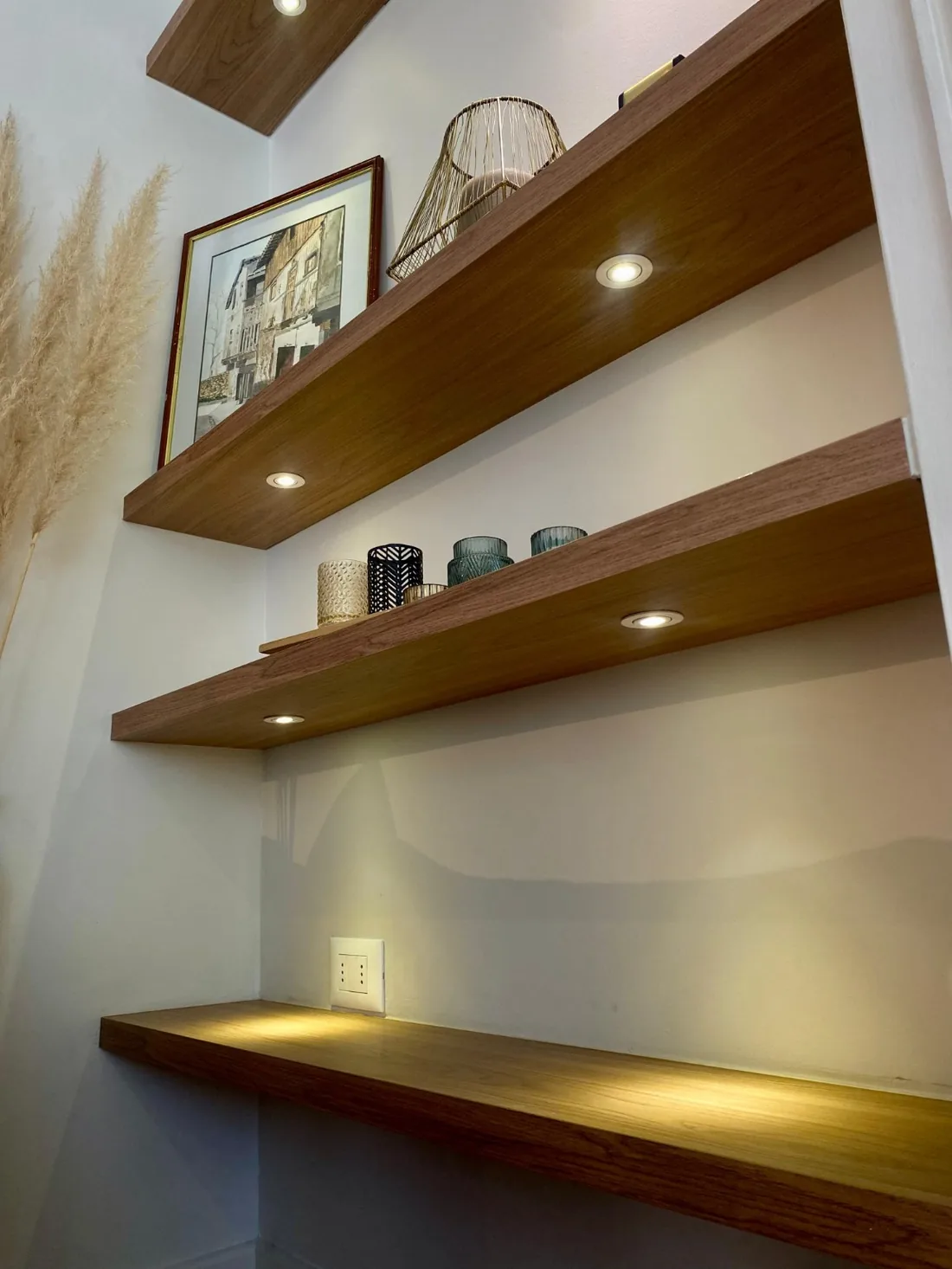 Proyecto Providencia, foto 19: Repisas decorativas con focos empotrados