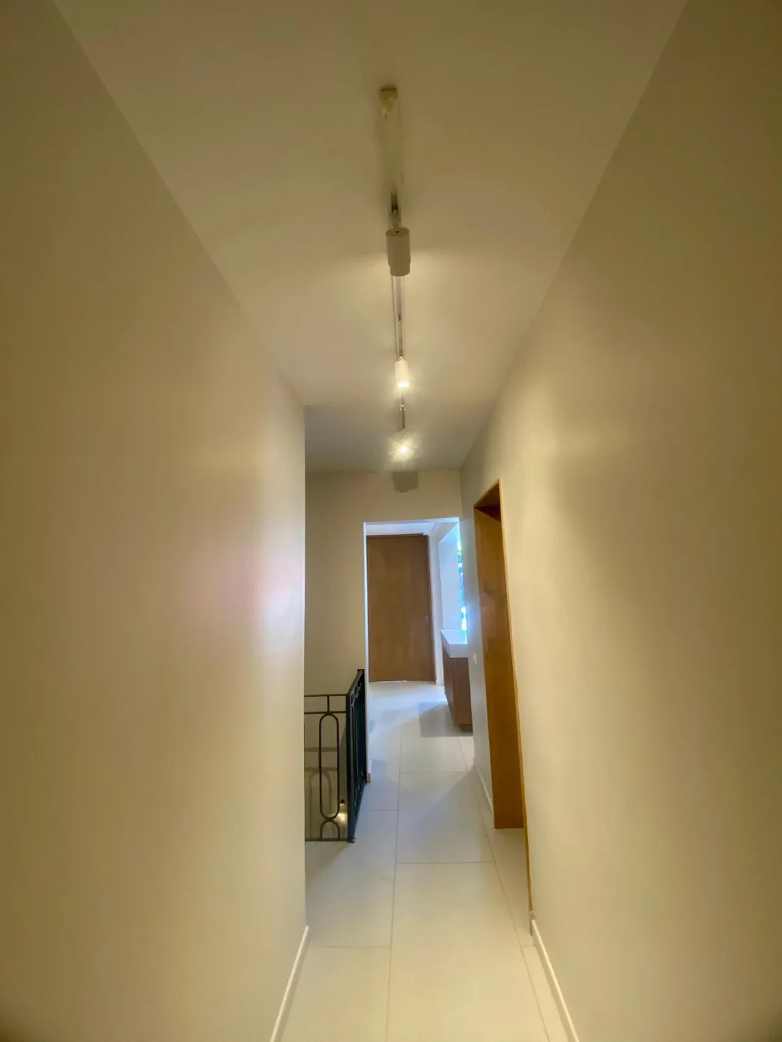 Proyecto Providencia, foto 5: Pasillo con iluminación lineal de techo