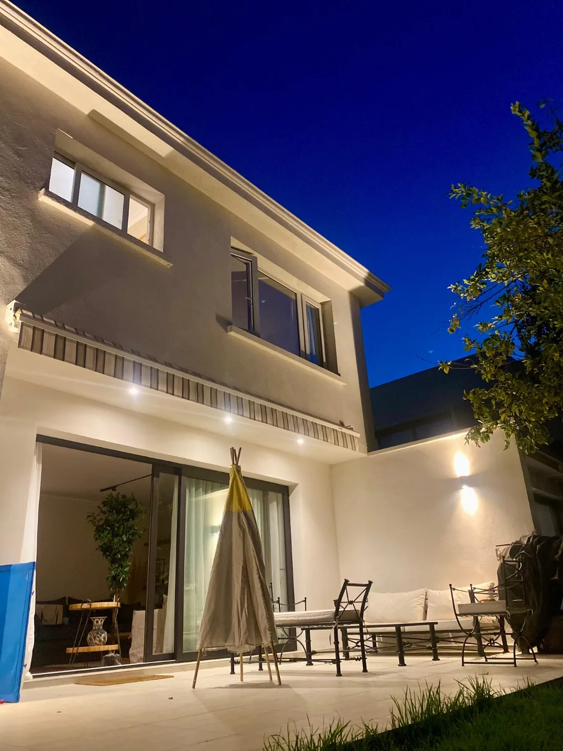 Proyecto Providencia, foto 6: Fachada y terraza con iluminación exterior nocturna