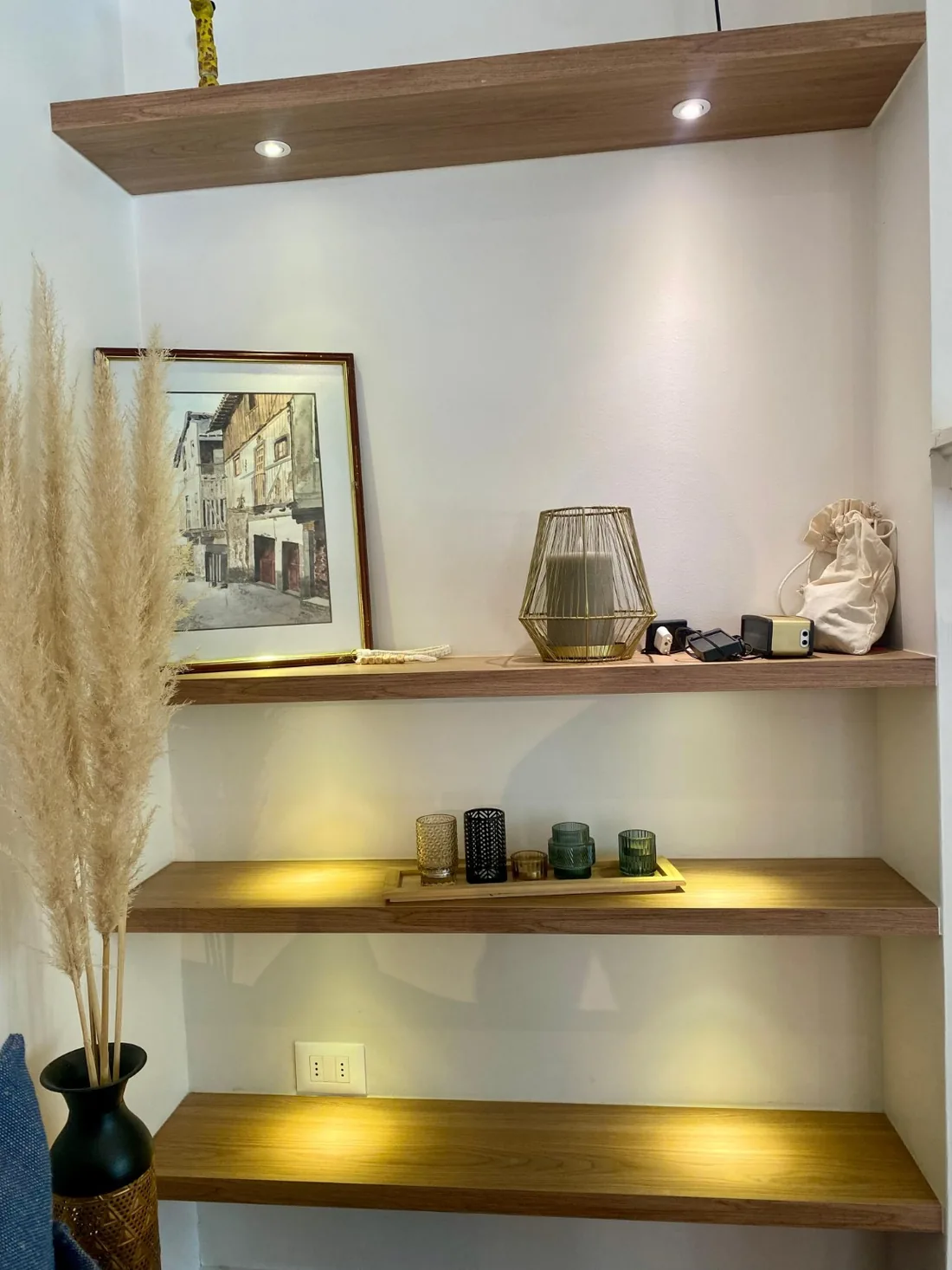 Proyecto Providencia, foto 7: Estantes de madera con iluminación integrada